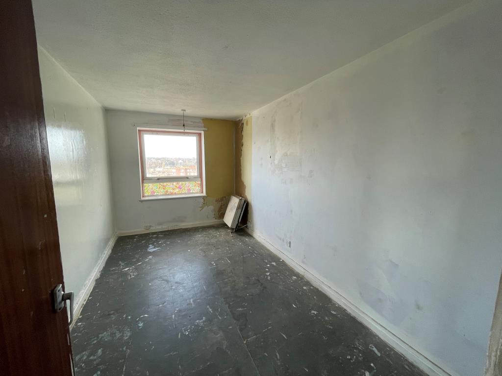 Lot: 75 - TWO-BEDROOM FLAT FOR IMPROVEMENT WITH SEA VIEWS -